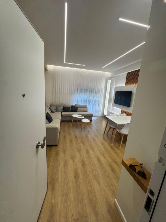 🏢Nella zona di Ali Demi, la Residenza Kadiu affitta un appartamento 1+1 arredato. 50.000 Leke