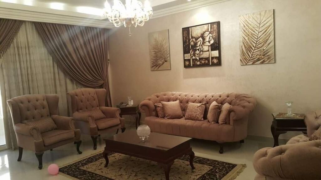 Ish Ekspozita, jepet me qera apartament 2+1+2.