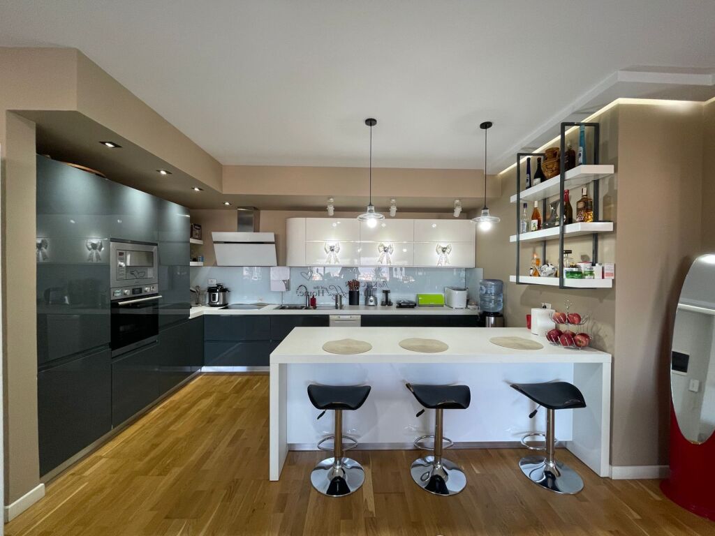 🌿 LUSSO, SPAZIO E VISTA PANORAMICA! 🏡Vendesi Super Appartamento 3+1+2 presso il Giardino Botanico – Tirana