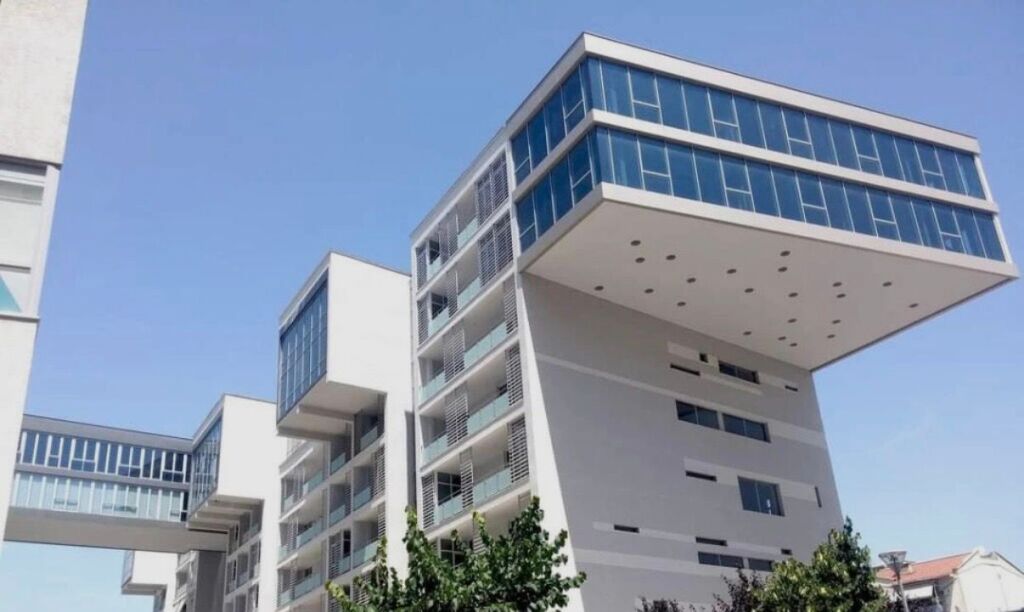 Apartment 2+1+2 at Komuna e Parisit