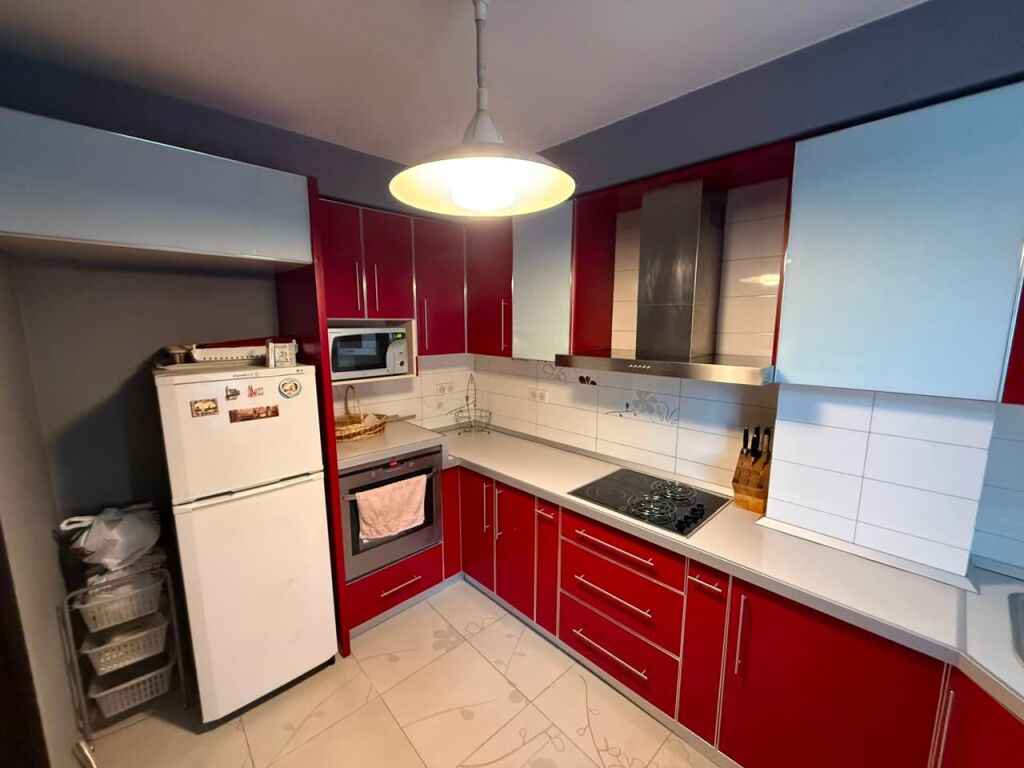 📣 QERA Apartament 2+1 📍 Myslym Shyri, Prane Karburantit ✨  🏢 Ndertim Ekzistues 🪜 Kati 3 (Pa Ashensor) 🔹 Sallon Spacioz 🔹 Kuzhine e Vecuar 🔹 2 Depo 🔹 Ballkon 👫 Preferohen Kliente Familjare  💶 Cmimi 60.000 Leke i Pa Diskutueshem