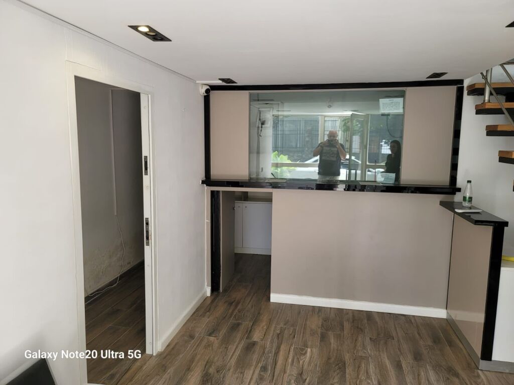 Ambient biznesi me qira – Rruga Panorama (tek Hipoteka)
Jepet me qira ambient biznesi në katin 0, në një nga zonat më të frekuentuara, tek Hipoteka, Rruga Panorama.
Detaje:
* 📍 Vendndodhje: Tek Hipoteka, Rruga Panorama * 🏢 Kati: 0 * 📐 Sipërfaqe: 50 m² * 👀 Me pamje direkte nga rruga * 🚗 1 post parkimi i përfshirë  💶 Çmimi: 1,000 € / muaj  