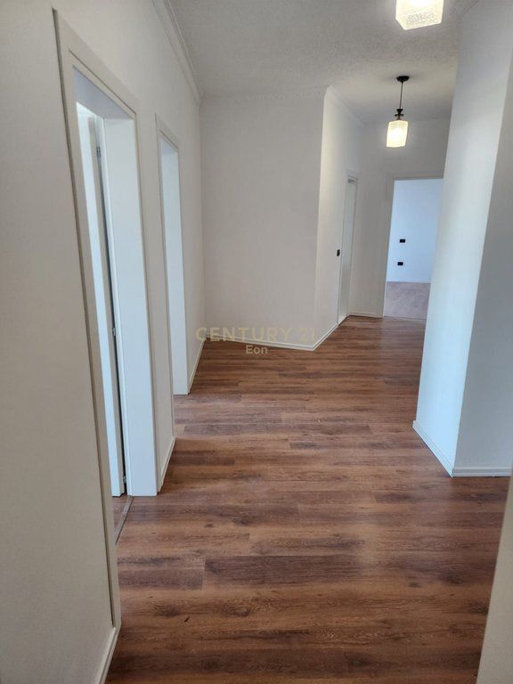 Shitet Apartament 3+1+2+3 me pamje nga Porti, tek Rruga e re e Portit, Durres !   340,000 €