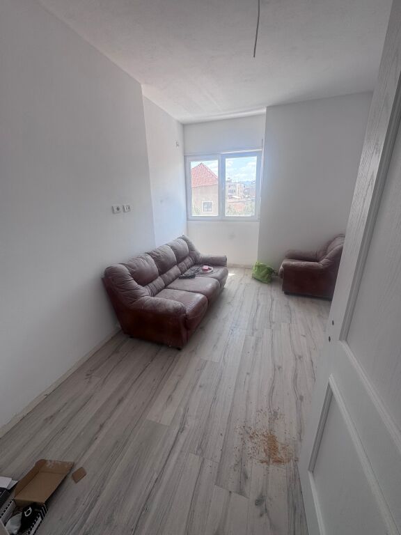 🏡 Shitet Apartament 2+1 + Ballkon – Pazari i Ri