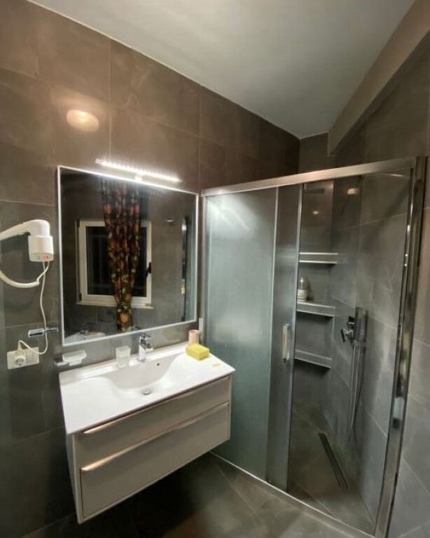 Jepet me qera apartament 2+1 ne Vasil Shanto