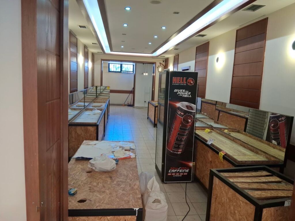 Locale commerciale 100m2 in affitto Laprake strada principale