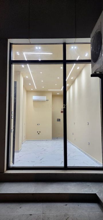 Locale Commerciale In Affitto in Piazza Skanderbeg (Centro), Via Durazzo - 1150€ | 32.8 m²