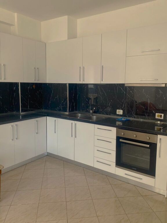 Shitet Apartament 2+1 te Pallatet Çabej, Misto Mame – Tiranë