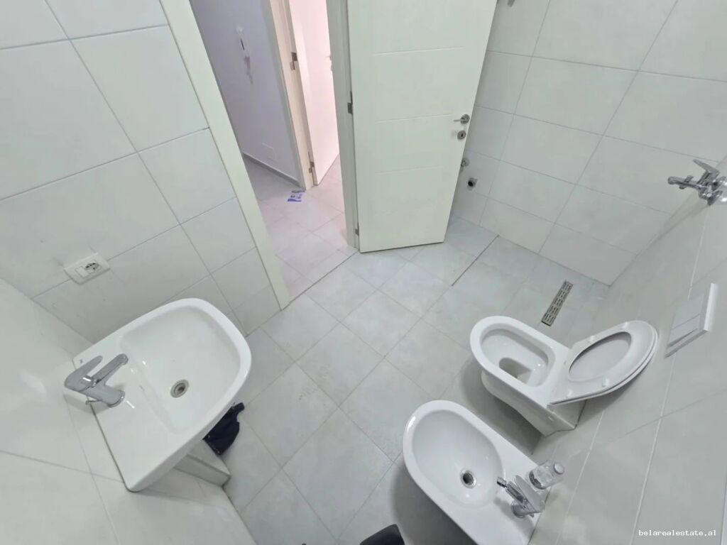 Zyre Me Qera 2+1 Tek Varri i Bamit  (ID BZ2628) Tirane.