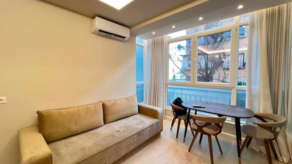 🏠**IN AFFITTO: Appartamento 1+1 Nuovissimo ✨ 📍Ali Demi (Vicino al Nuovo Ospedale di Maternità) – 55.000 Lek/Mese – Edificio Nuovo – 2° Piano – 60 m² || Massimo Comfort e Ottima Accessibilità 🔥**