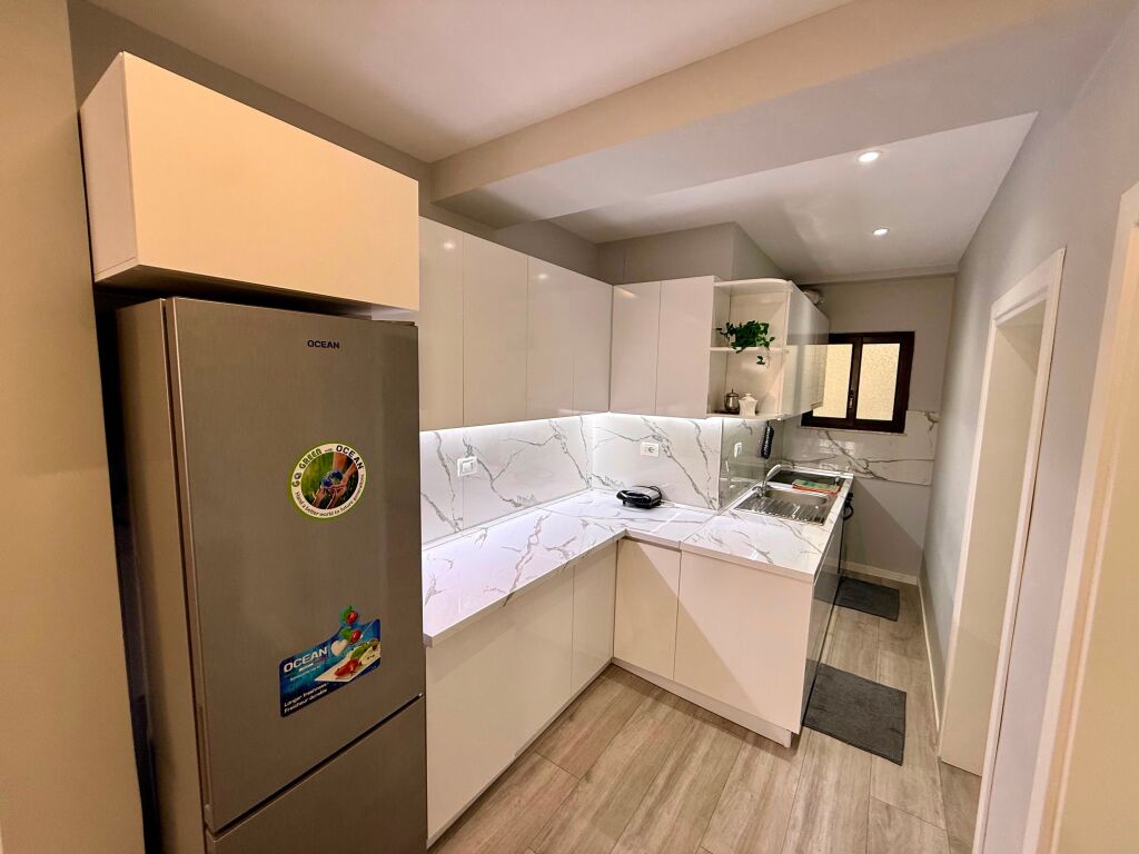 📣 SUPER AFFITTO Appartamento 2+1 📍 Pane 21-Dicembre 🛣️ Via “Frosina Plaku” ✨   🏢 Edificio Con Ascensore 🪜5° Piano 🛋️ Completamente Arredato   💶 Prezzo 80.000 Lek/Mese