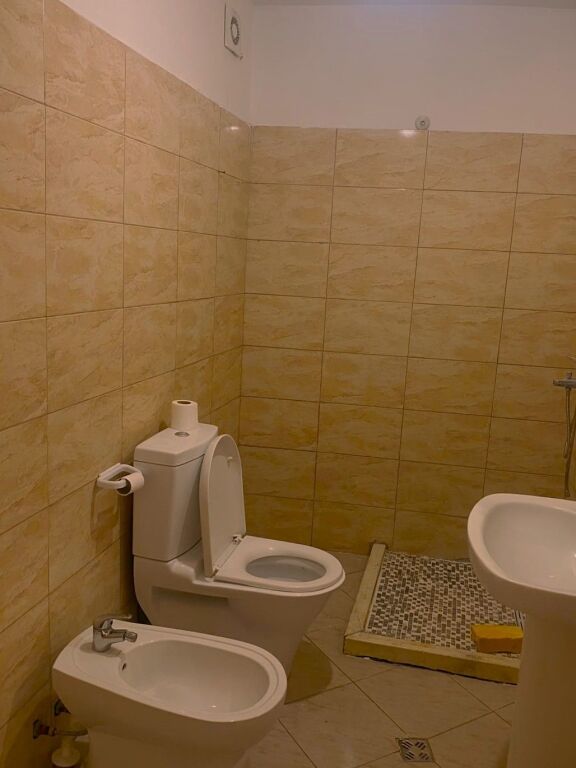 Shitet Apartament 2+1 te Pallatet Çabej, Misto Mame – Tiranë