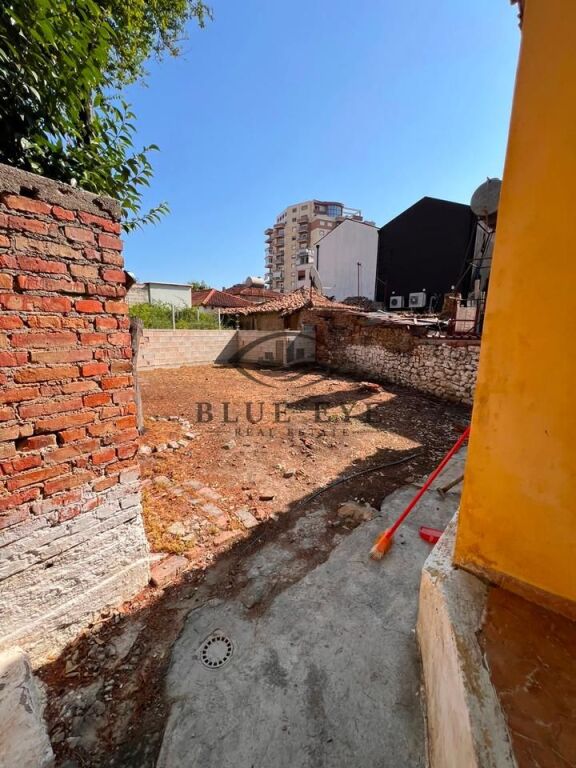 Shitet prone me potencial te larte investimi ne qender te Durresit!