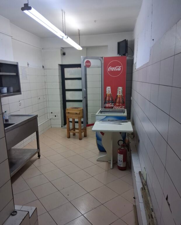 Locale commerciale 100m2 in affitto Laprake strada principale