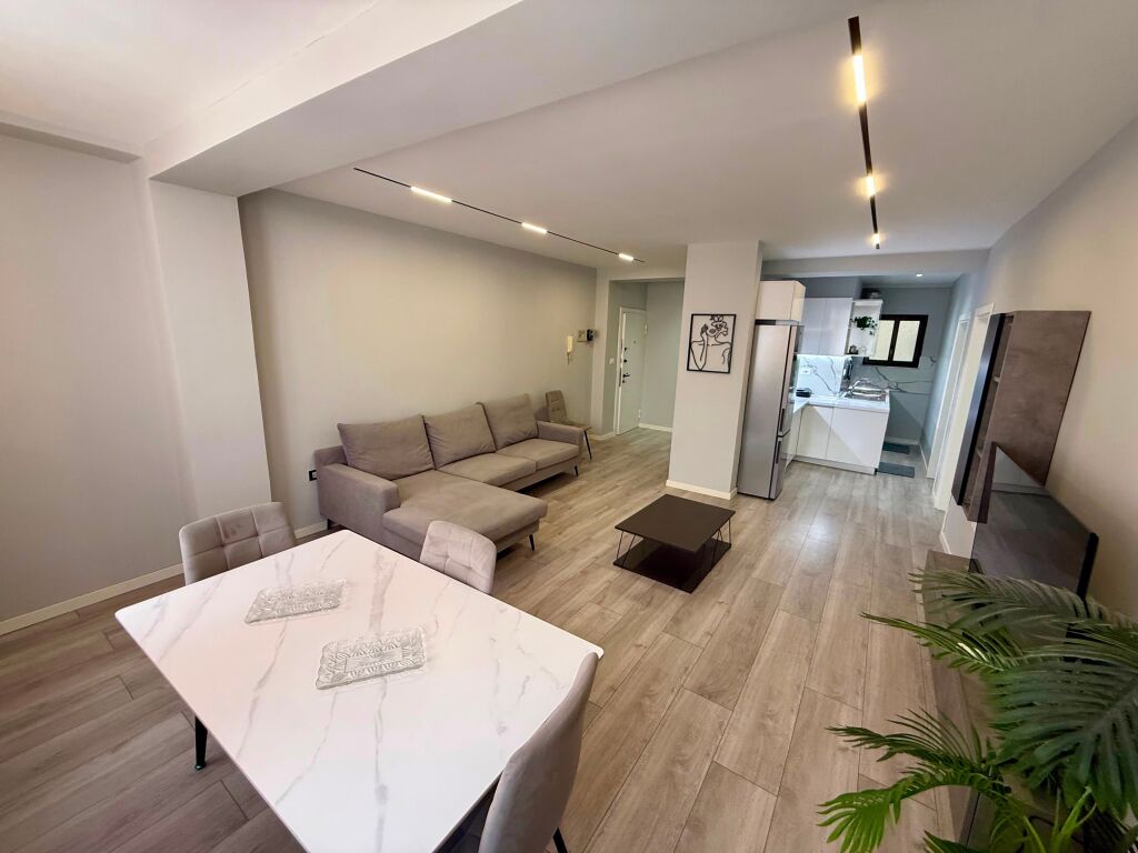 📣 SUPER AFFITTO Appartamento 2+1 📍 Pane 21-Dicembre 🛣️ Via “Frosina Plaku” ✨   🏢 Edificio Con Ascensore 🪜5° Piano 🛋️ Completamente Arredato   💶 Prezzo 80.000 Lek/Mese