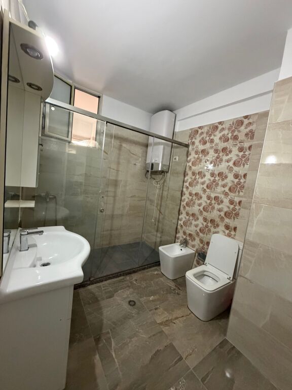 🏡 Jepet me qera Apartament 3+1  📍Astir, Rruga Teodor Keko  🏢 Kati 2 🛗 Me ashensor  📐Sipërfaqja: 140 m²  💰 Çmimi: 55.000 Lekë/Muaj  📩 Për më shumë informacion ose për një vizitë në pronë kontaktoni
