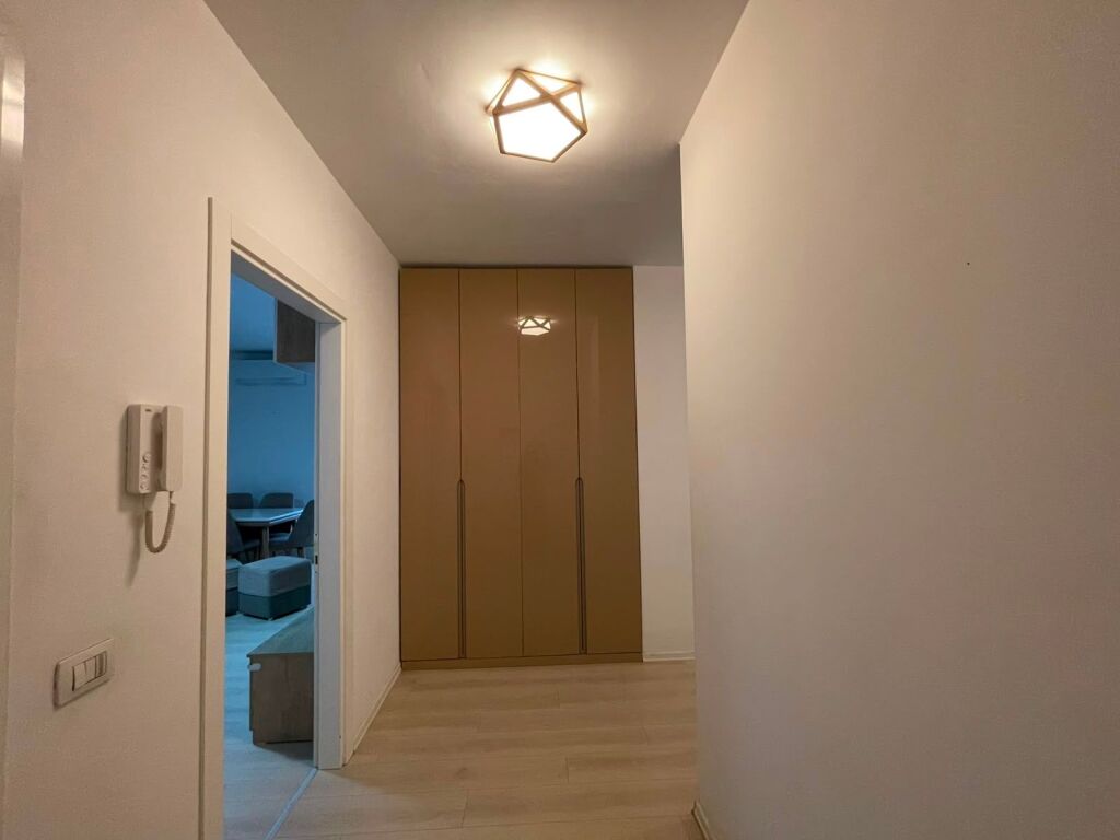 Appartamento 2+1 in affitto  📍 Zona: Via 5 Maji, Tirana 🏢 6° piano, palazzo con ascensore 💰 Prezzo: 60.000 lek/mese  L'appartamento è adatto per famiglie o coppie. Per maggiori informazioni o per organizzare una visita, si prega di contattare.