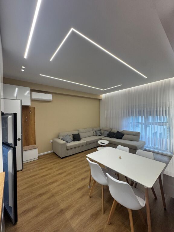 🏢Nella zona di Ali Demi, la Residenza Kadiu affitta un appartamento 1+1 arredato. 50.000 Leke