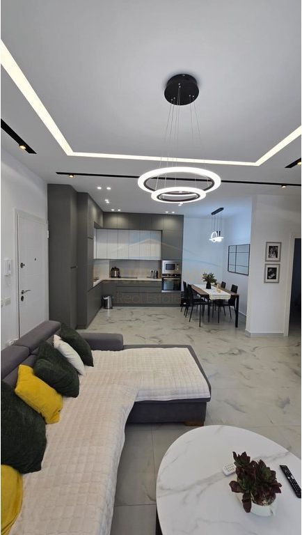 Shitet, Apartament 2+1+2 + Garazh, Sauk