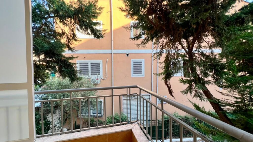 🏠**IN AFFITTO: Appartamento 1+1 Nuovissimo ✨ 📍Ali Demi (Vicino al Nuovo Ospedale di Maternità) – 55.000 Lek/Mese – Edificio Nuovo – 2° Piano – 60 m² || Massimo Comfort e Ottima Accessibilità 🔥**