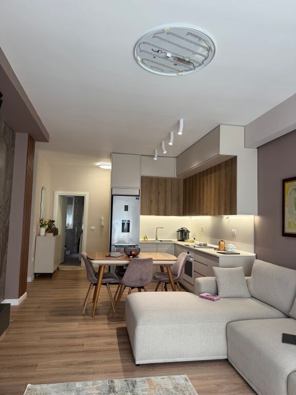 Pavaroti, 2+1 me qira 800euro