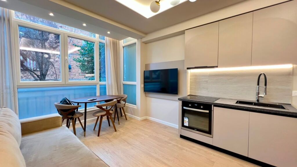 🏠**IN AFFITTO: Appartamento 1+1 Nuovissimo ✨ 📍Ali Demi (Vicino al Nuovo Ospedale di Maternità) – 55.000 Lek/Mese – Edificio Nuovo – 2° Piano – 60 m² || Massimo Comfort e Ottima Accessibilità 🔥**