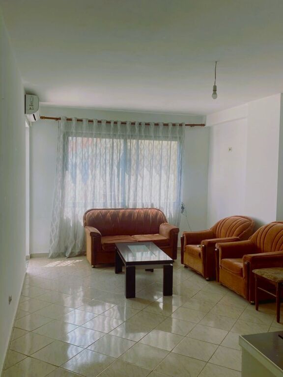 Shitet Apartament 2+1 te Pallatet Çabej, Misto Mame – Tiranë