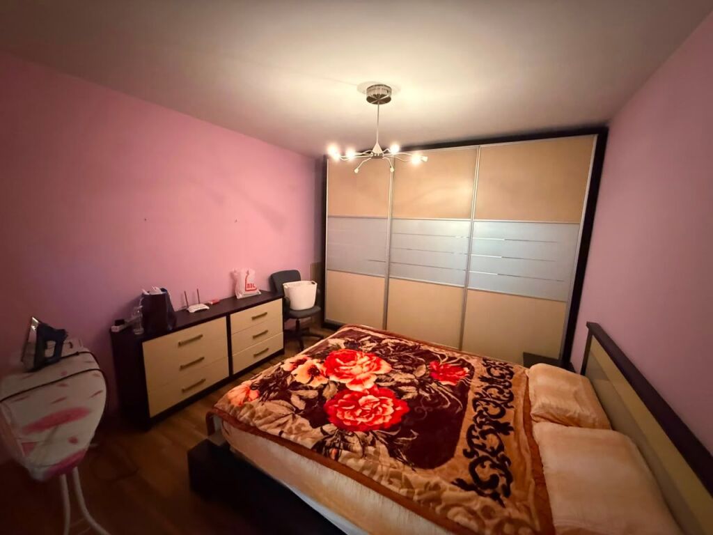 📣 QERA Apartament 2+1 📍 Myslym Shyri, Prane Karburantit ✨  🏢 Ndertim Ekzistues 🪜 Kati 3 (Pa Ashensor) 🔹 Sallon Spacioz 🔹 Kuzhine e Vecuar 🔹 2 Depo 🔹 Ballkon 👫 Preferohen Kliente Familjare  💶 Cmimi 60.000 Leke i Pa Diskutueshem