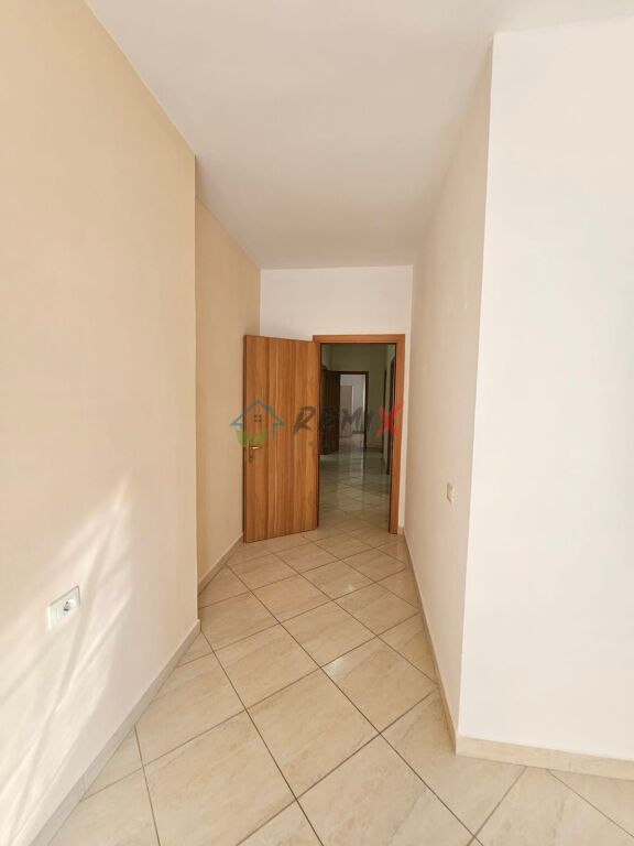 🏡 **AFFITTASI APPARTAMENTO 3+1+2 VICINO AL FLAGSHIP CENTER, DURRËS**