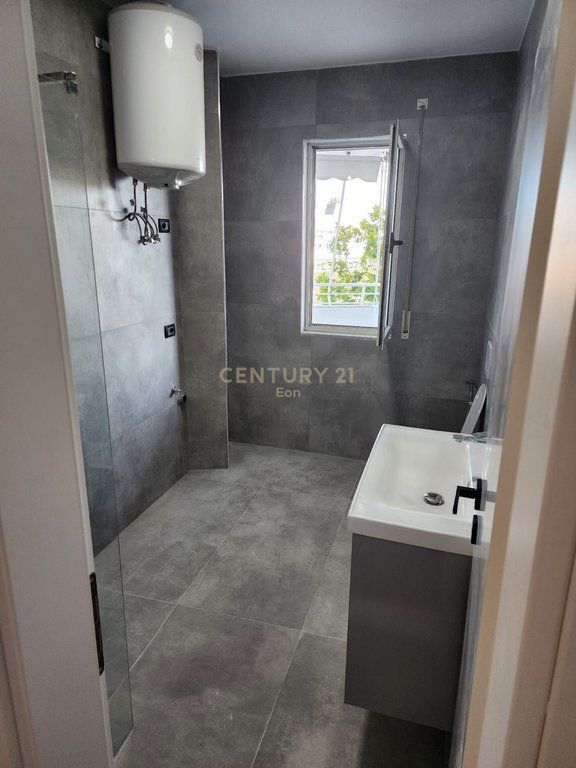 Shitet Apartament 3+1+2+3 me pamje nga Porti, tek Rruga e re e Portit, Durres !   340,000 €