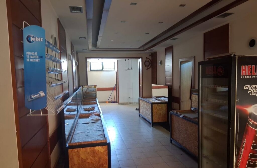 Locale commerciale 100m2 in affitto Laprake strada principale
