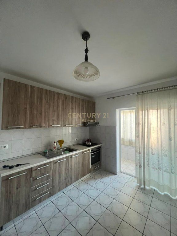 JEPET ME QIRA APARTAMENT 2+1 ME 2 BALLKONE PRANË SHKOLLËS SË BALETIT – RRUGA E ELBASANIT!!