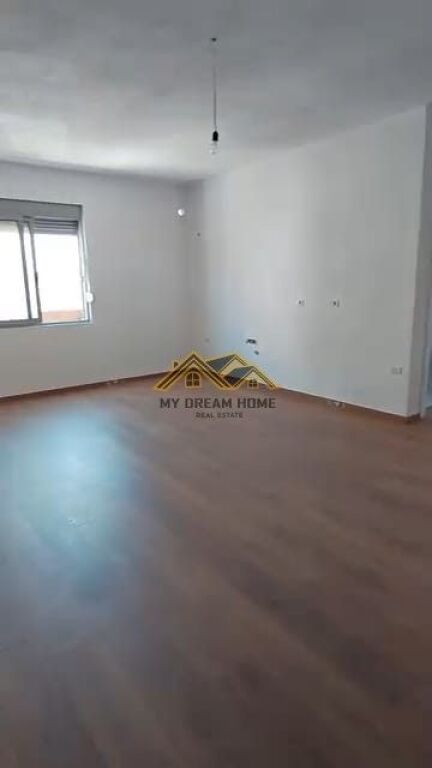 Apartment 1+1 for sale in Golem.