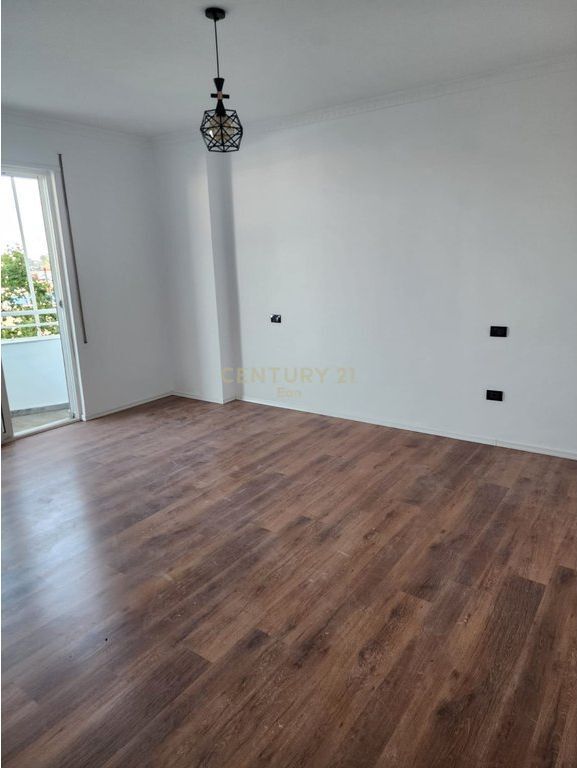 Shitet Apartament 3+1+2+3 me pamje nga Porti, tek Rruga e re e Portit, Durres !   340,000 €