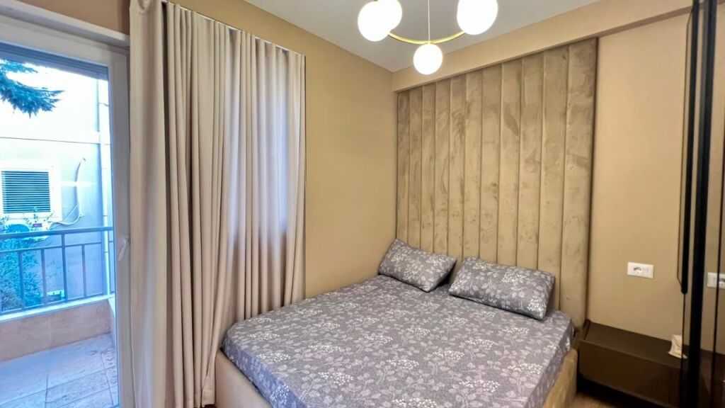 🏠**IN AFFITTO: Appartamento 1+1 Nuovissimo ✨ 📍Ali Demi (Vicino al Nuovo Ospedale di Maternità) – 55.000 Lek/Mese – Edificio Nuovo – 2° Piano – 60 m² || Massimo Comfort e Ottima Accessibilità 🔥**