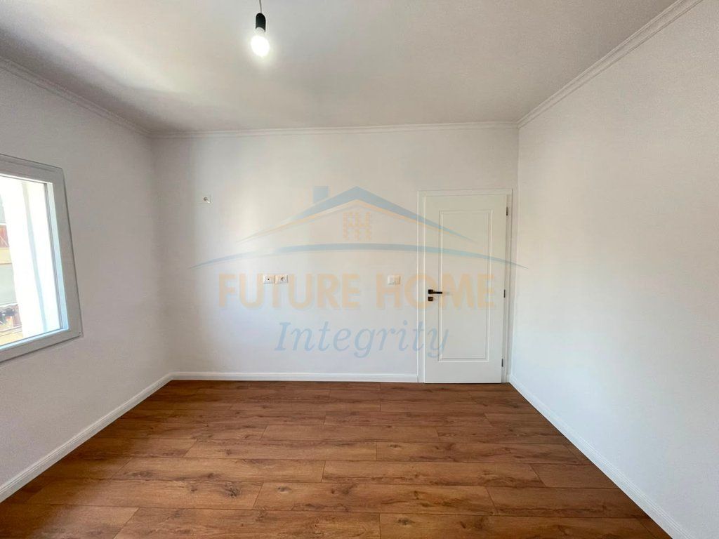 Shitet apartament 1+1 te Shkolla e Kuqe AL72087