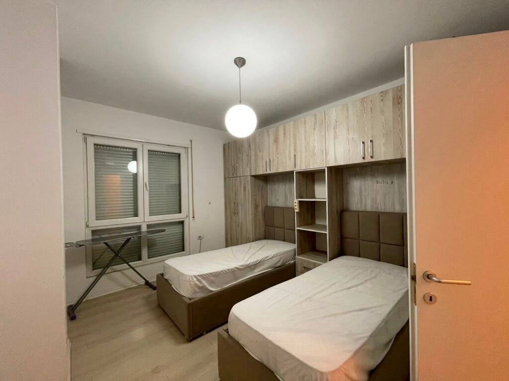 Appartamento 2+1 in affitto  📍 Zona: Via 5 Maji, Tirana 🏢 6° piano, palazzo con ascensore 💰 Prezzo: 60.000 lek/mese  L'appartamento è adatto per famiglie o coppie. Per maggiori informazioni o per organizzare una visita, si prega di contattare.