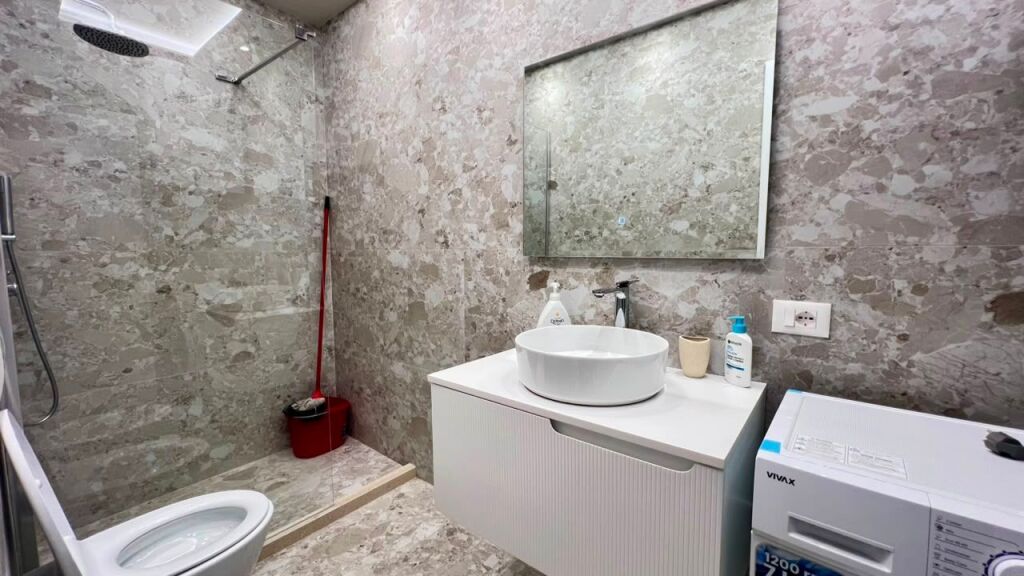 🏠**IN AFFITTO: Appartamento 1+1 Nuovissimo ✨ 📍Ali Demi (Vicino al Nuovo Ospedale di Maternità) – 55.000 Lek/Mese – Edificio Nuovo – 2° Piano – 60 m² || Massimo Comfort e Ottima Accessibilità 🔥**