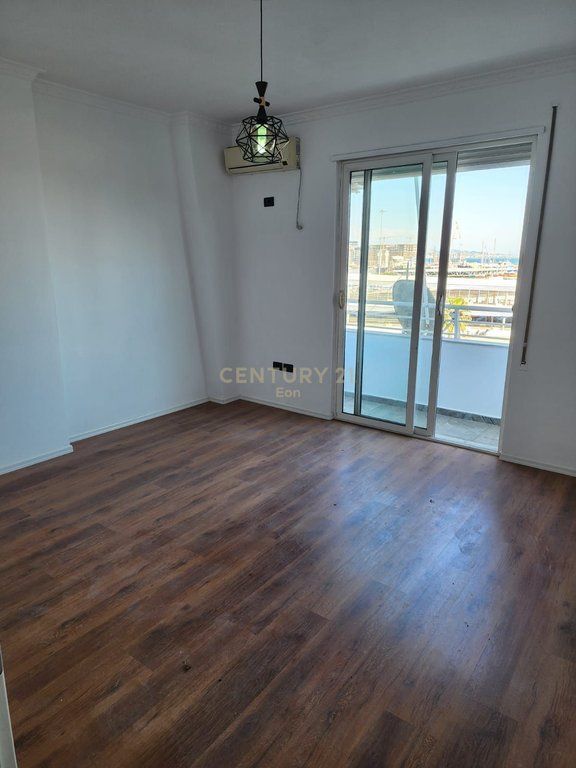 Shitet Apartament 3+1+2+3 me pamje nga Porti, tek Rruga e re e Portit, Durres !   340,000 €