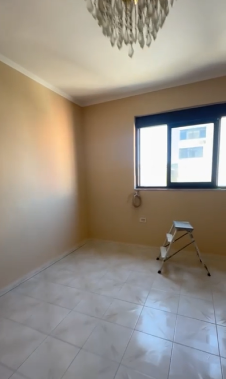 Shitet Apartament 1+1 pranë Stadiumit, Lagjja 18 – Durrës