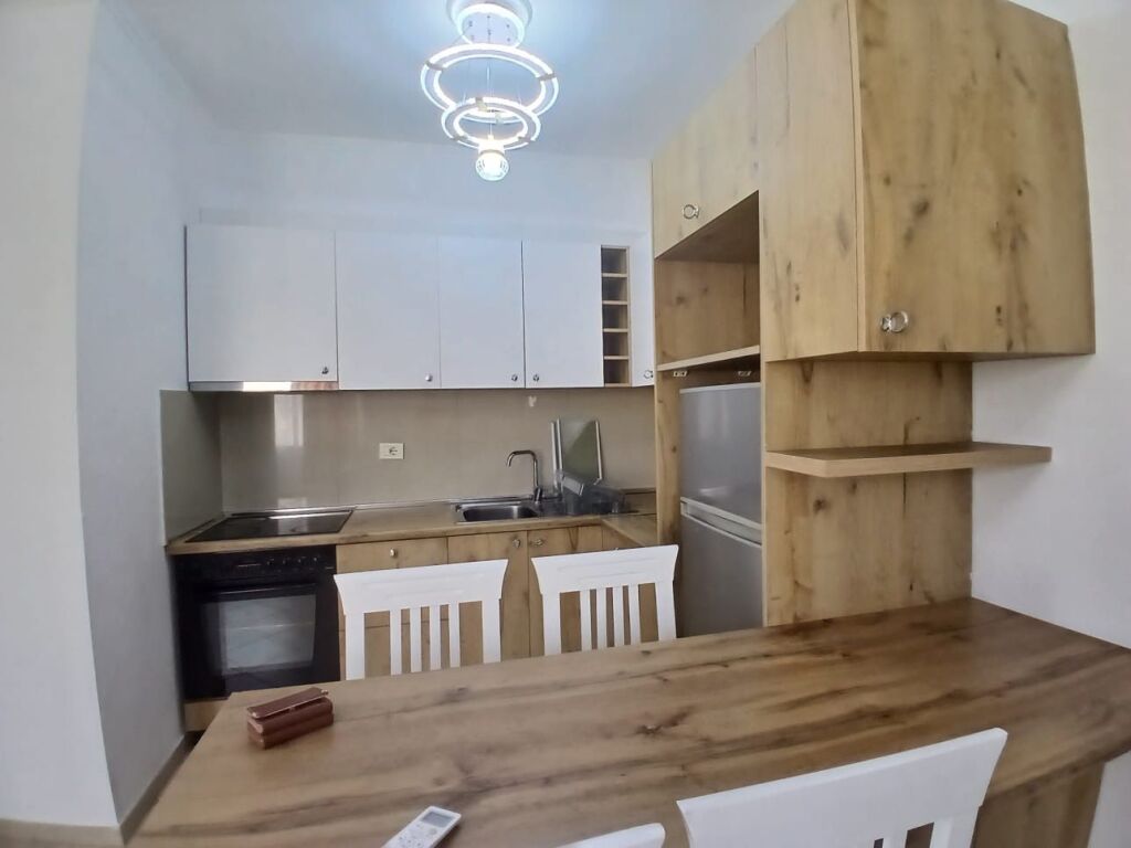Shitet Apartament 1+1+1 Ballkon