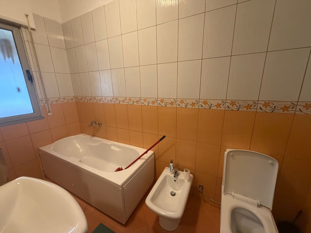 2+1, lago asciutto vicino alla strada, 700 mila lek