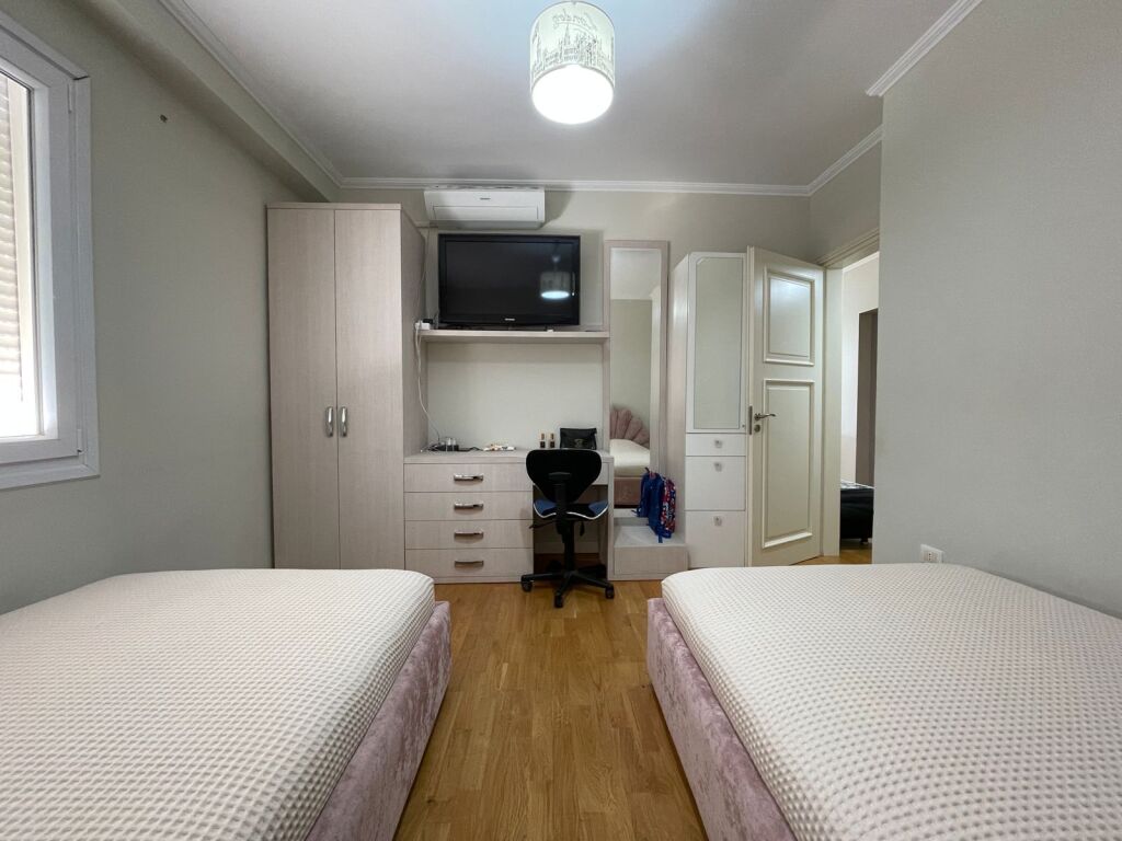 🌿 LUSSO, SPAZIO E VISTA PANORAMICA! 🏡Vendesi Super Appartamento 3+1+2 presso il Giardino Botanico – Tirana