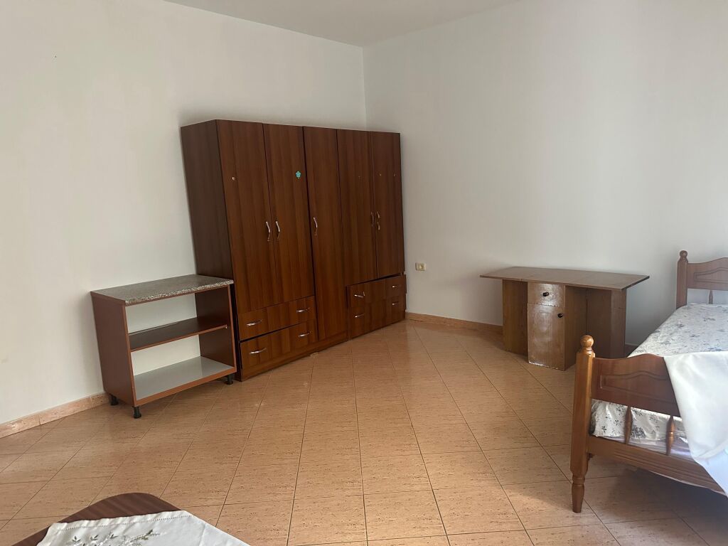 APARTAMENT 1+1. 25000 LEKE.PALLATI GRAND.ISH TREGU ELEKTRIK.