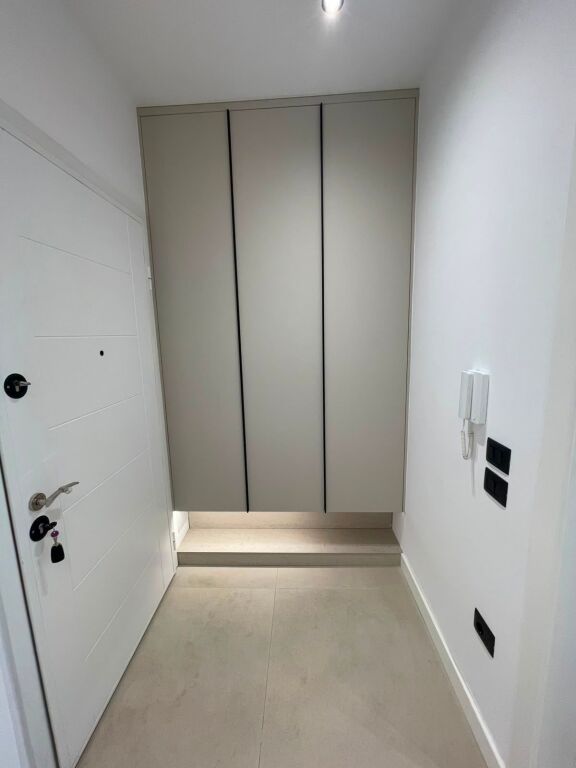 Jepet me qira 1+1 – Rezidenca Erli,Porcelan   📐 70 m², totalisht i mobiluar, me ballkon. 🚗 Përfshihet post parkimi, administrimi dhe interneti.  💶 80.000 lekë/muaj