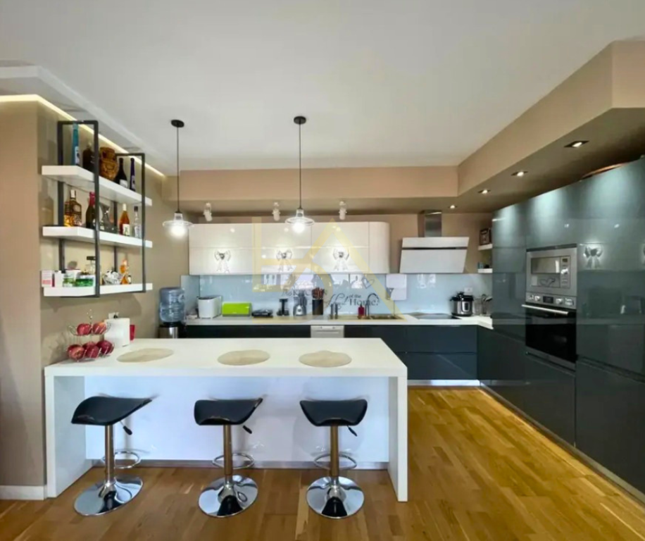 Penthouse Luksoz me Post Parkimi në Shitje – Kopshti Botanik, Tiranë