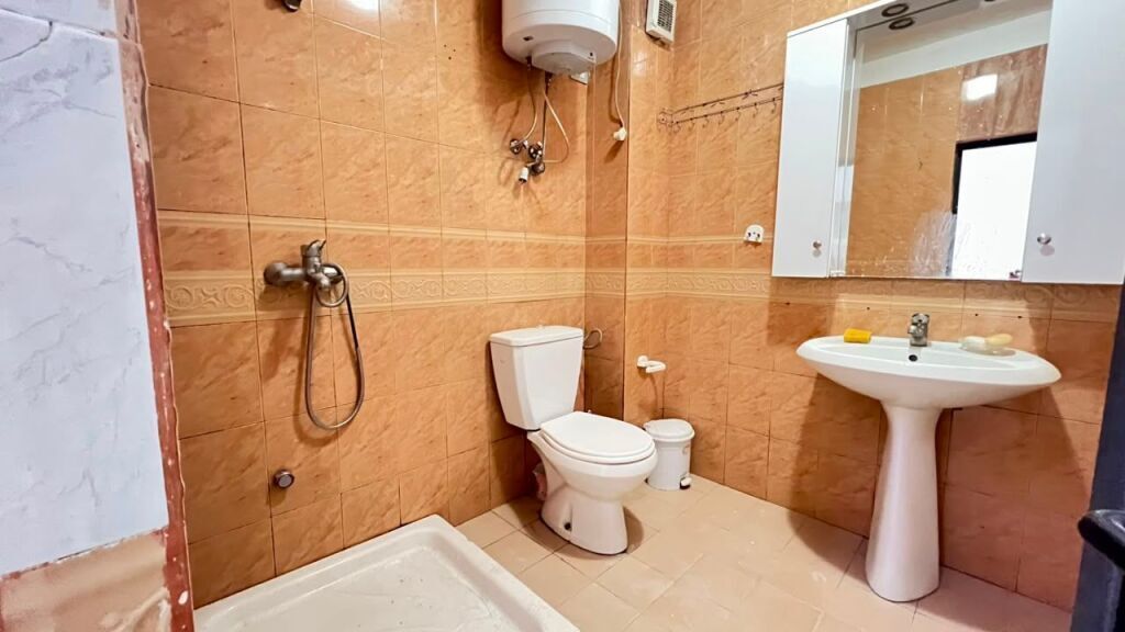 garsionere me qira tek stadiumi Dinamo