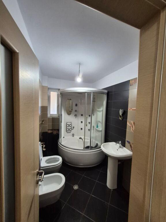 Shitet apartament 2+1 tek Ish Fusha e Aviacionit , prane Bar Discover .
