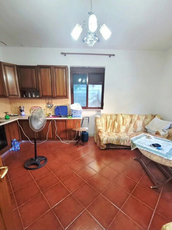 🏡 Shitet shtëpi private, vetëm 300 m nga qendra e Kavajës