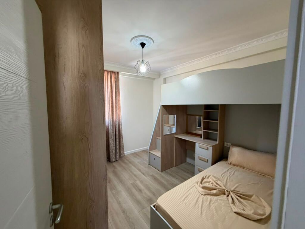 🏡 Affittasi Appartamento 2+1  📍 Posizione: Shkozë, vicino ai Palazzi Tom Doshi  ▪️ Appartamento 2+1 ▪️ Completamente arredato ▪️ 4° piano  💰 Prezzo: 43.000 Lek/mese (un po' negoziabile)  📩 Per maggiori informazioni o per una visita alla proprietà, contattaci.
